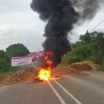 Pemalangan jalan di salah satu akses masuk Kantor Gubernur Papua Barat.