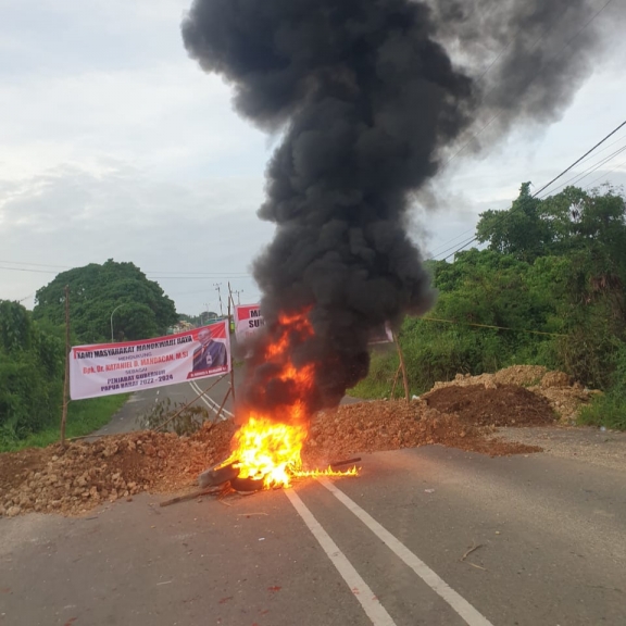 Pemalangan jalan di salah satu akses masuk Kantor Gubernur Papua Barat.