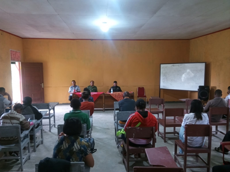 Filep Wamafma saat berdiskusi bersama mahasiswa STIH kelas Prafi Manokwari. [Foto: WRP]
