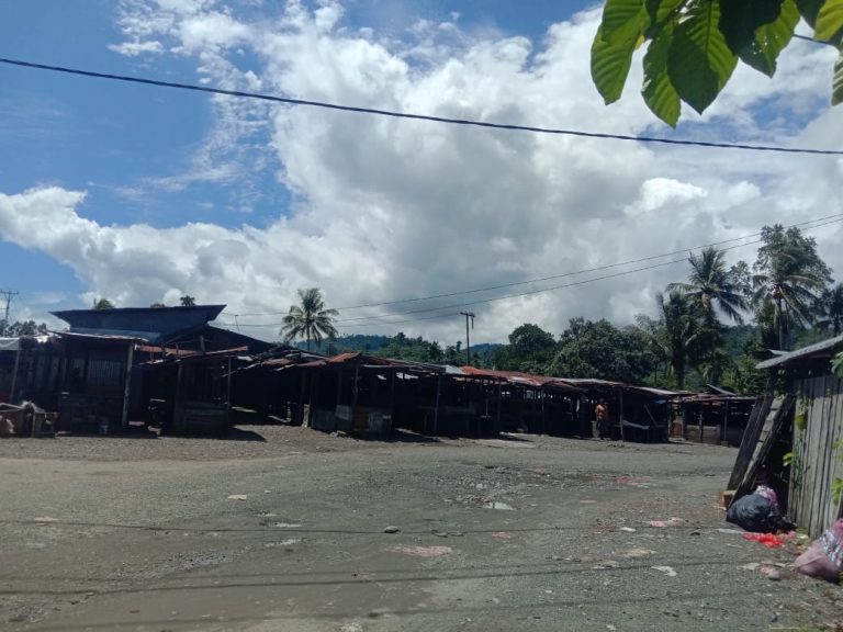 Kondisi Pasar Sore Nabire Papua tampak dari depan. [Foto: Christian Degei]