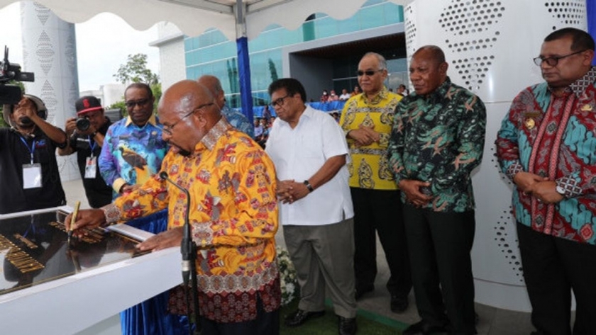 Gubernur Papua Lukas Enembe saat meresmikan Kantor Gubernur Papua, Jumat (30/12). [Foto: ist]