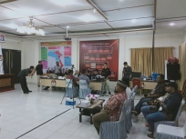 Staf KPU PB saat memeriksa dokumen balon DPD RI. [Foto: WRP]