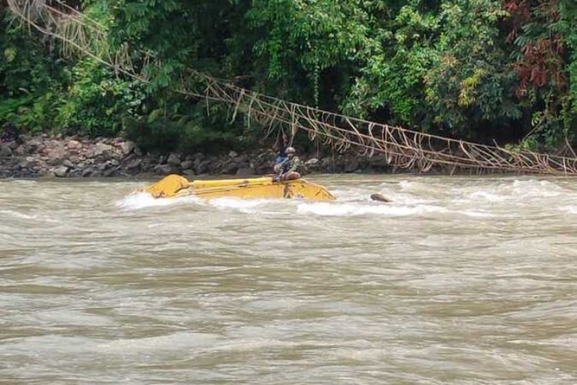 Sebuah jembatan gantung di atas Sungai Digul terputus dan menyebabkan 3 Polisi dan 1 TNI hanyut di Pegunungan Bintang, Papua Pegunungan, Sabtu (28/1/2023). [Foto: Dok Polda Papua]