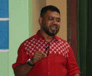 Filep Wamafma saat memberikan sambutan di acara syukuran lepas sambut Ikatan Keluarga Besar Biak di kabupaten Manokwari Selatan, Sabtu (28/1/2023).