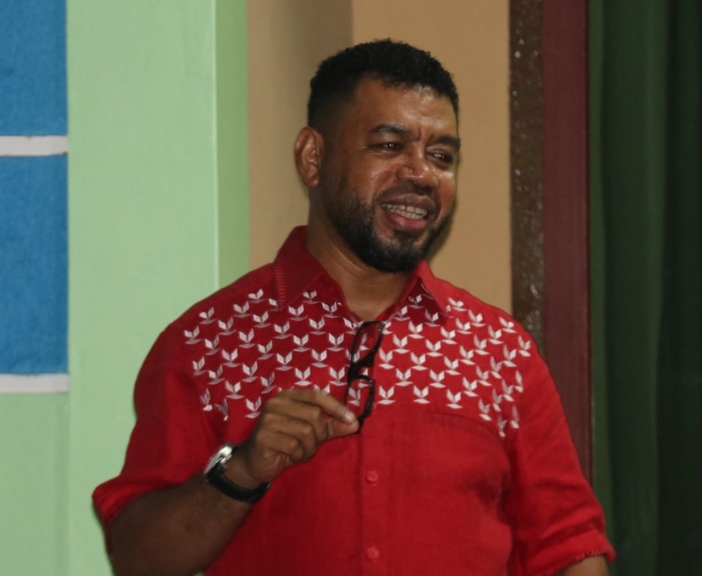 Filep Wamafma saat memberikan sambutan di acara syukuran lepas sambut Ikatan Keluarga Besar Biak di kabupaten Manokwari Selatan, Sabtu (28/1/2023).