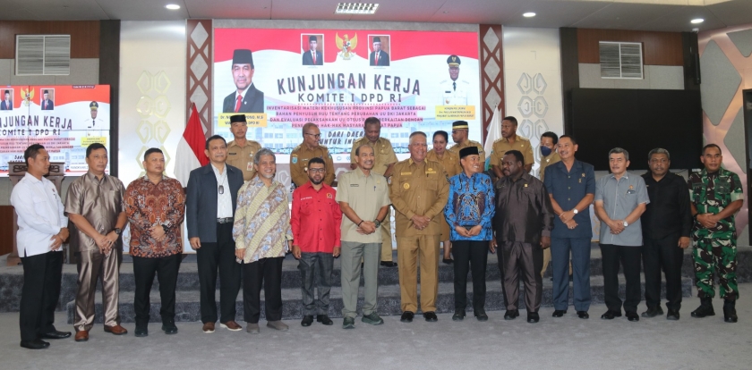 Rombongan Komite I DPD RI saat berfoto bersama Pj Gubernur dan para bupati se-Papua Barat.