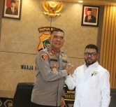 Senator Filep Wamafma saat bersama Kapolda Papua Barat Irjen Pol Daniel T. M. Silitonga