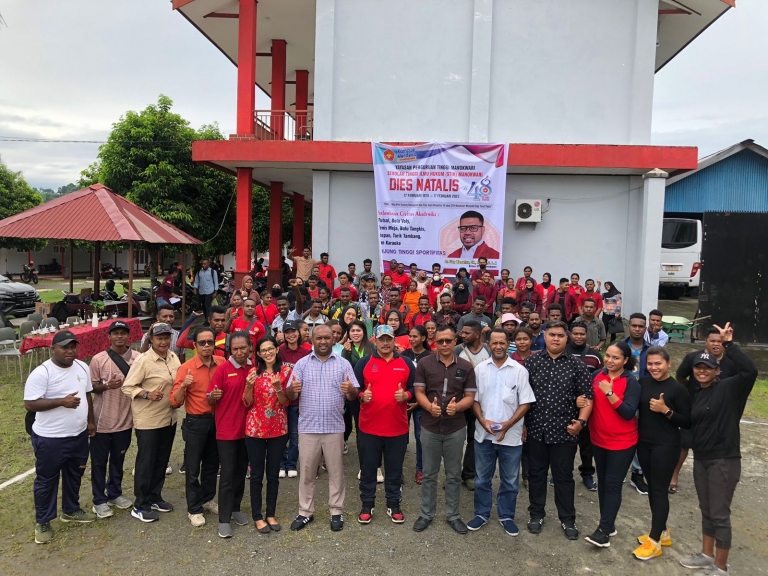 Pjs. Ketua STIH Manokwari, Marius S. Sakmaf, SH., MH., membuka secara resmi enam kegiatan dalam rangka memperingati Dies Natalis STIH ke-48, Kamis (9/2/2023).