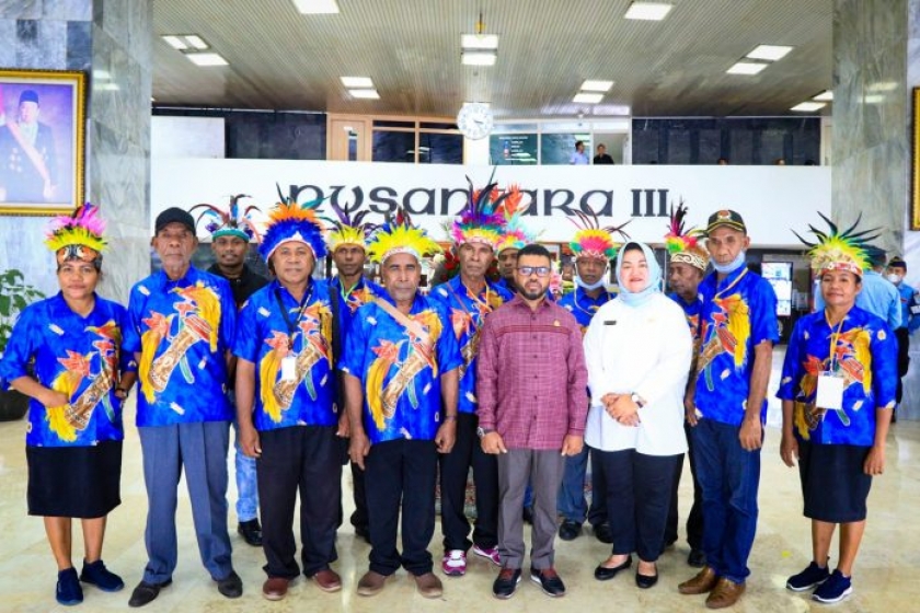 Wakil Ketua Komite I DPD RI, Filep Wamafma (tengah) saat menerima perwakilan masyarakat Pulau Miosbefondi.