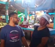 Senator Filep Saat Bersama Mama Papua di Pasar Sentral Bintuni.