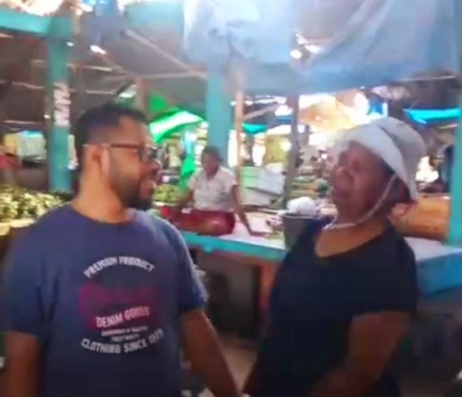 Senator Filep Saat Bersama Mama Papua di Pasar Sentral Bintuni.