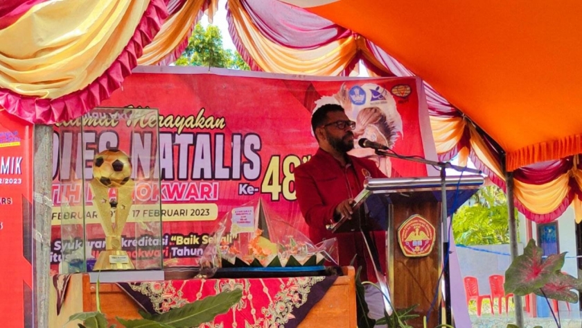 Dr. Filep Wamafma pada acara Dies Natalis STIH Manokwari, 17 Februari 2023.