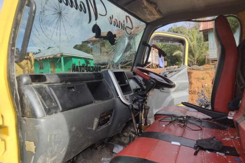 Salah satu truk yang dirusak oleh massa di Yalimo, Papua Pegunungan, Selasa (28/2/2023). [Foto: dok. Humas Polda Papua]