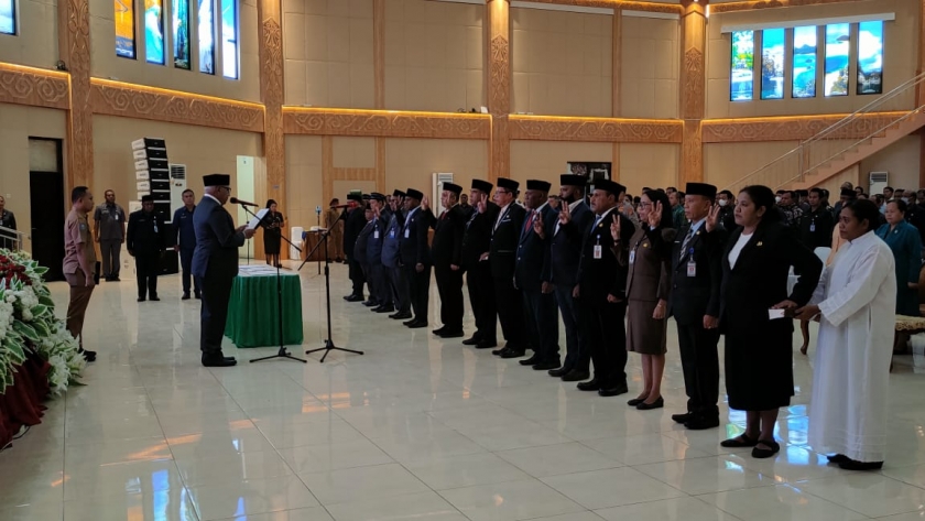 Penjabat Gubernur Papua Barat Lantik Pejabat Eselon II di lingkungan Pemprov Papua Barat, Jumat (31/3/2023). [Foto: ist]