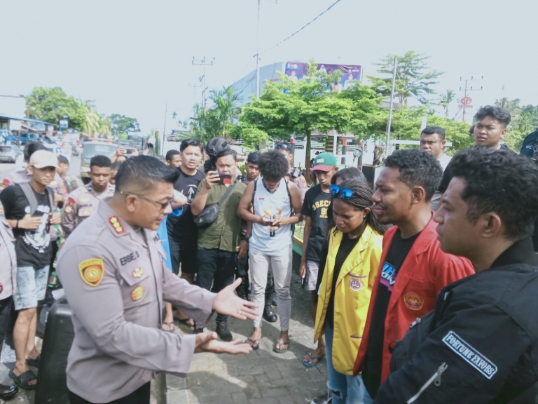 Aksi sekelompok mahasiswa yang tergabung dalam Aliansi Badan Eksekutif Mahasiswa (BEM) se-Manokwari, Jumat (14/7/2023).