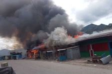 Sejumlah bangunan yang terbakar akibat aksi massa yang marah karena ada warga yang tewas tertembak, Distrik Mapia, Dogiyai, Papua Tengah, Sabtu (21/1/2023). [Foto: Dok Humas Polda Papua]