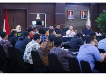 MenKopUKM Teten Masduki saat pertemuan dengan para seller online dari berbagai platform, di Jakarta, Senin (14/8). [Foto: Kemenkop UKM]