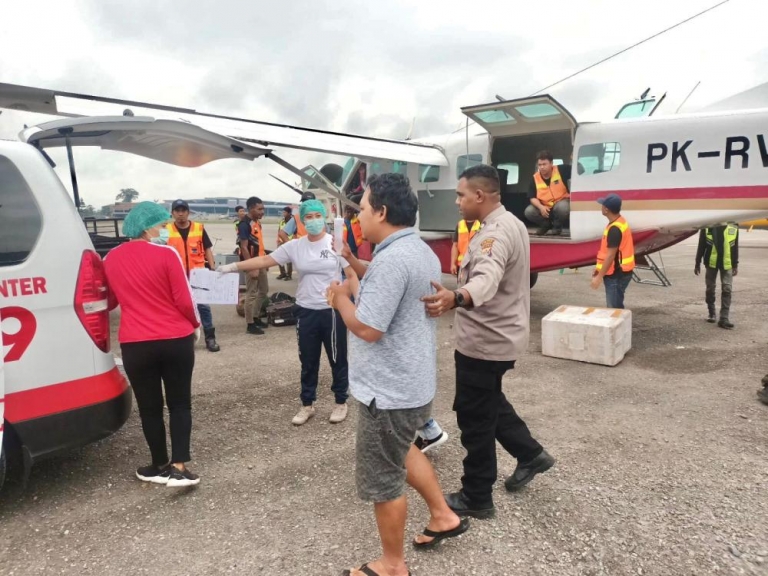 Proses evakuasi korban Antonius Padang dilakukan dengan menggunakan Pesawat Caravan C 208 B Reven Global Airtransport, Sabtu (2/9/2023). [Foto: Humas Polda Papua]