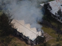 KKB Bakar Perumahan Nakes di Ilaga, Diduga Pimpinan Titus Murib. [Foto: Dok. Polda Papua]