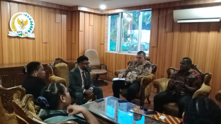 Dr. Filep Wamafma SH, MHum menerima audiensi Ketua DPRD Kabupaten Puncak beserta jajarannya di kantor DPD RI beberapa waktu lalu.