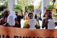 Suku Moi melawan gugatan PT Sorong Agro Sawitindo. [Foto: Pusaka]