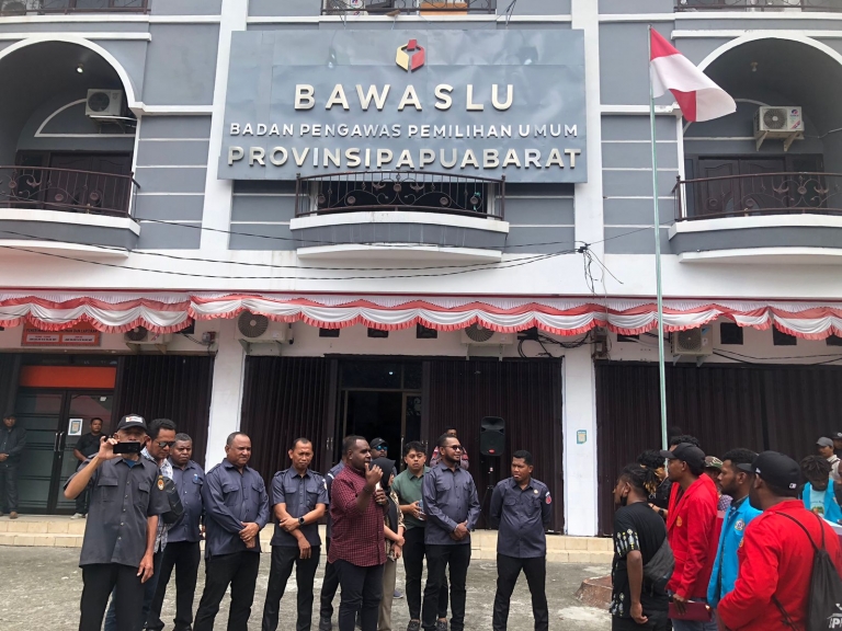 Solidaritas Mahasiswa Hukum Manokwari Tuntut Bawaslu Usut Tuntas Dugaan Money Politic. [Foto: WRP]