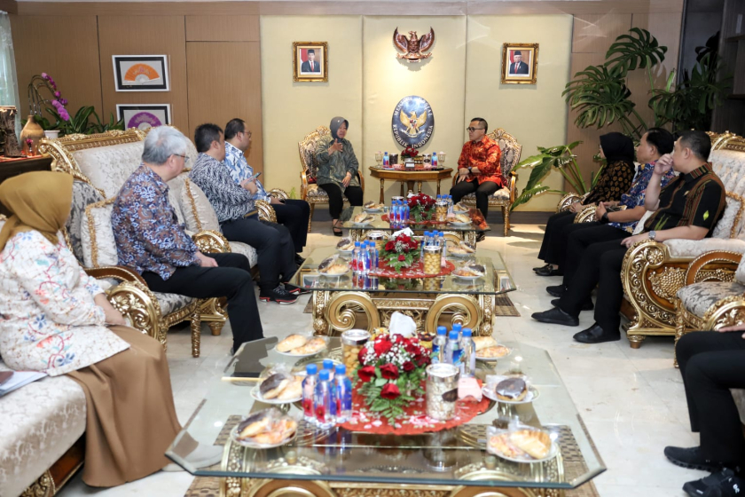 Menteri PANRB Abdullah Azwar Anas saat menyerahkan izin prinsip formasi ASN Kementerian Sosial (Kemensos) kepada Menteri Sosial Tri Rismaharini, di Jakarta, Jumat (19/04). [Foto: Kemensos]