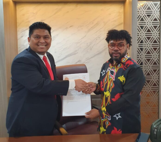 Ketua STIH Manokwari Teken MoU dengan Presiden DSI Terkait Layanan Alternatif Penyelesaian Sengketa, Senin (1/7/2024). [Foto: Dok. JP]