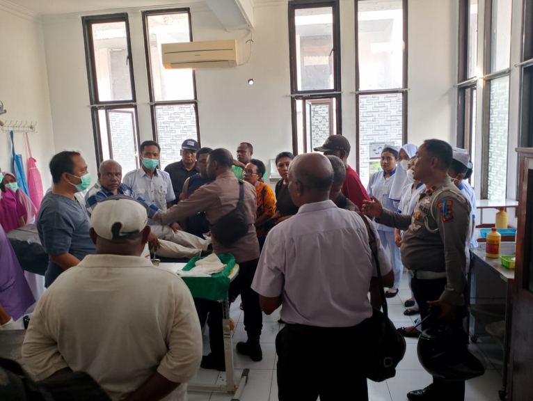 Pengacara Yan Warinussy Ditembak OTK di Areal ATM Bank Mandiri Sanggeng. [Foto: ist]