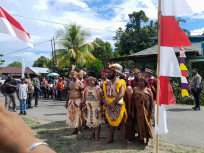 Tiga calon Anggota DPRK dari Suku Wamesa diarak bersama dengan iring-iringan adat saat akan melakukan pendaftaran ke Pansel, 15 Agustus 2024. [Foto: MW]