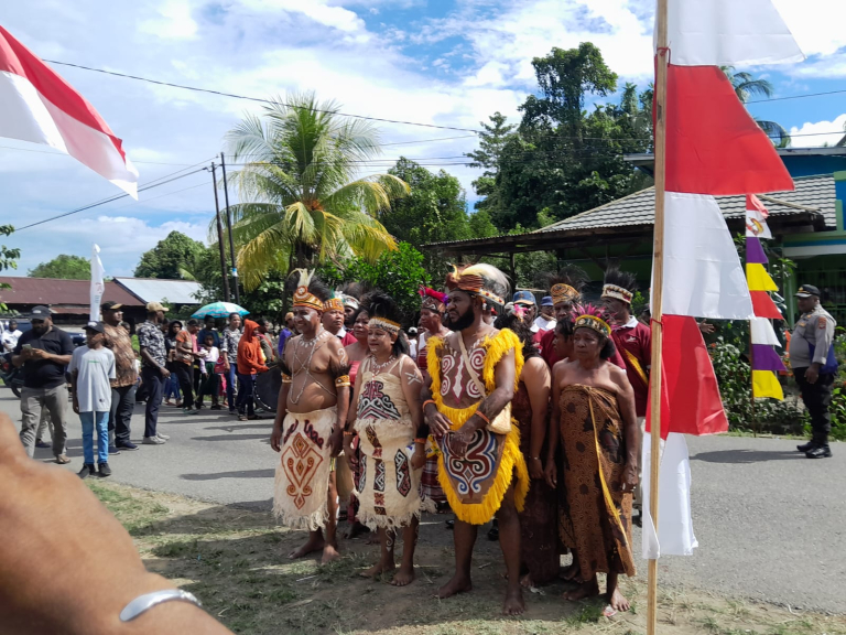 Tiga calon Anggota DPRK dari Suku Wamesa diarak bersama dengan iring-iringan adat saat akan melakukan pendaftaran ke Pansel, 15 Agustus 2024. [Foto: MW]
