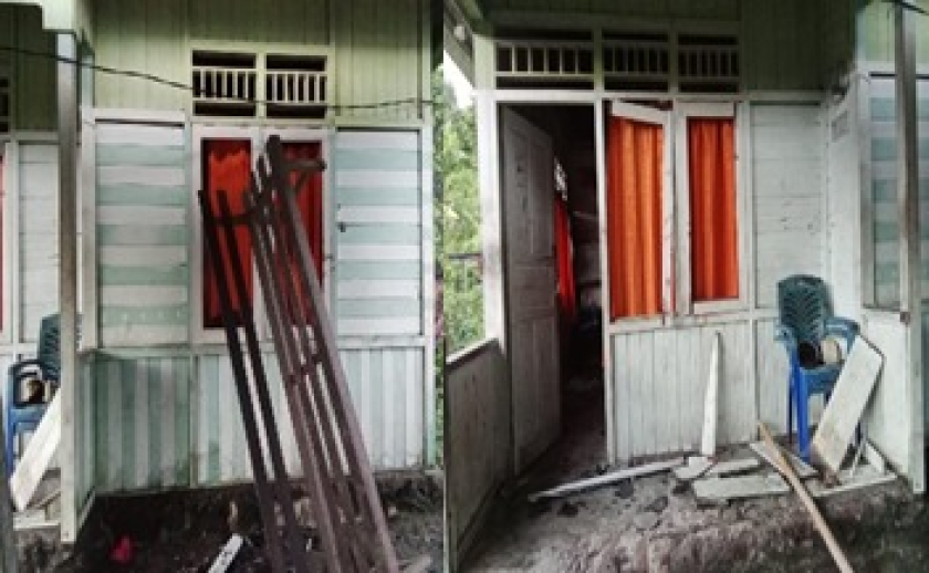 Kondisi rumah keluarga EE pasca kejadian perusakan. [Foto: MW]