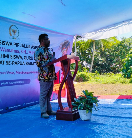 Senator Filep Wamafma Salurkan Beasiswa PIP untuk 194 Siswa di Wapramasi. [Foto: KlikPapua]