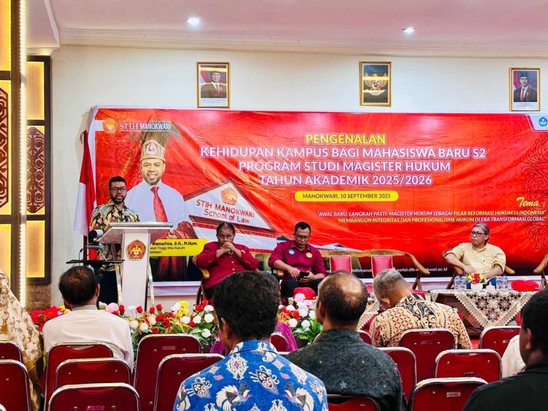 Filep Wamafma buka PKKMB Pascasarjana STIH 2025. [Foto: Humas STIH]
