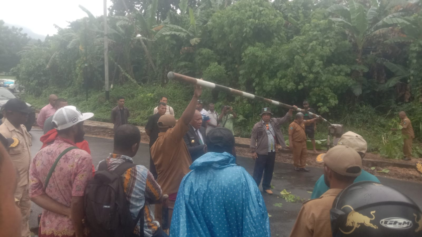 59 Kepala Kampung di Wondama Pertanyakan Realisasi Dana Operasional. [Foto: Maikel Werbete]