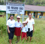 Dua guru yang setia mengabdi di SD N Obo, Bintuni. [Foto: Maikel Werbete]