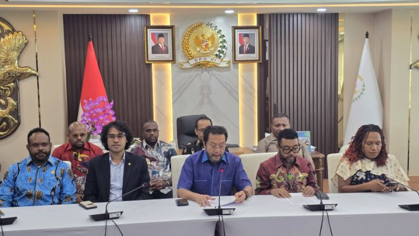 Wakil Ketua DPD RI Yorrys Raweyai bersama Anggota DPD RI dari Dapil Papua menyampaikan konferensi pers soal konflik Papua. Foto: Dok. Istimewa.