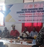 Senator Filep saat reses di kantor Dewan Adat Papua (DAP) Mbaham Matta, Kamis (7/5/2026).