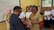 Ketua Komite III DPD RI Filep Wamafma saat menyerahkan bantuan seragam batik kepada Kepala SD YPK 12 Ora Et Labora Magdalena Selfiana Betay di Kampung Waroser, Distrik Oransbari, Kabupaten Manokwari Selatan, Provinsi Papua Barat, Senin (18/5/2026).