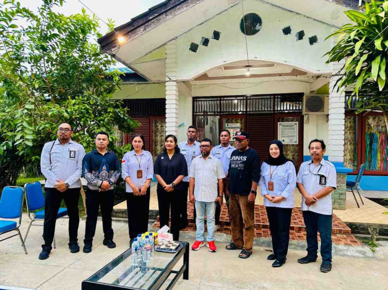 Ketua Komite III DPD RI, Dr. Filep Wamafma melakukan kunjungan ke SPPG di Manokwari, Papua Barat. [Foto: JP]