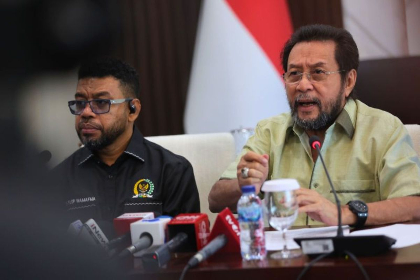 Anggota DPD RI, Yorrys Raweyai bersama Filep Wamafma. [Foto: ANTARA]