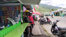 Pedagang Kecil di Wondama Keluhkan Penjualan Sepi. [Foto: MW}