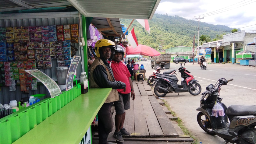 Pedagang Kecil di Wondama Keluhkan Penjualan Sepi. [Foto: MW}