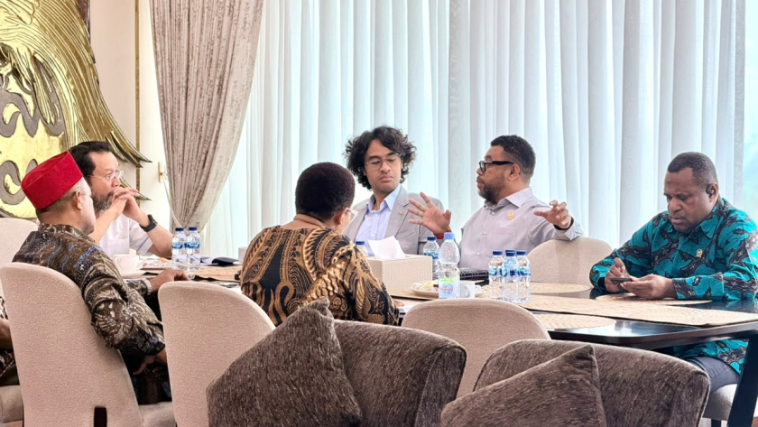 Pansus Papua dalam pertemuan yang dipimpin oleh Ketua Pansus, Yorrys Raweyai.