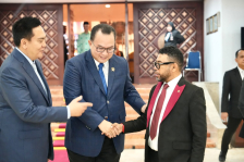 Senator Filep Wamafma saat bersama Kepala BRIN, Prof. Dr. Arif Satria.