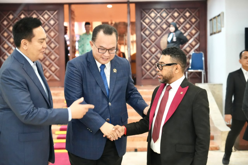Senator Filep Wamafma saat bersama Kepala BRIN, Prof. Dr. Arif Satria.