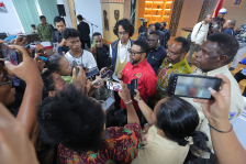 Senator Papua Barat, Dr. Filep Wamafma. 