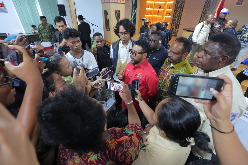 Senator Papua Barat, Dr. Filep Wamafma. 
