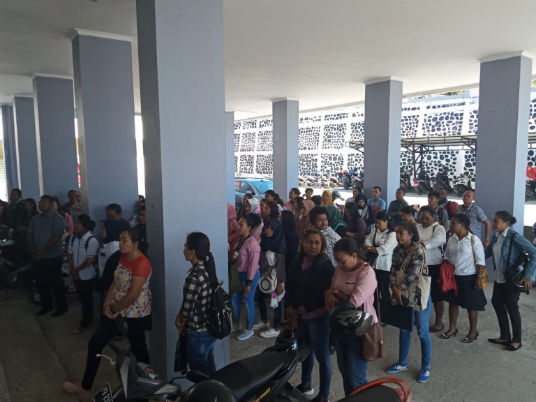 Ratusan peserta seleksi Tenaga Kontrak Kesehatan saat diberikan arahan untuk mengikuti tahapan seleksi wawancara dan tes kehamilan oleh panitia seleksi, Selasa (28/1). (Foto : Warpur)