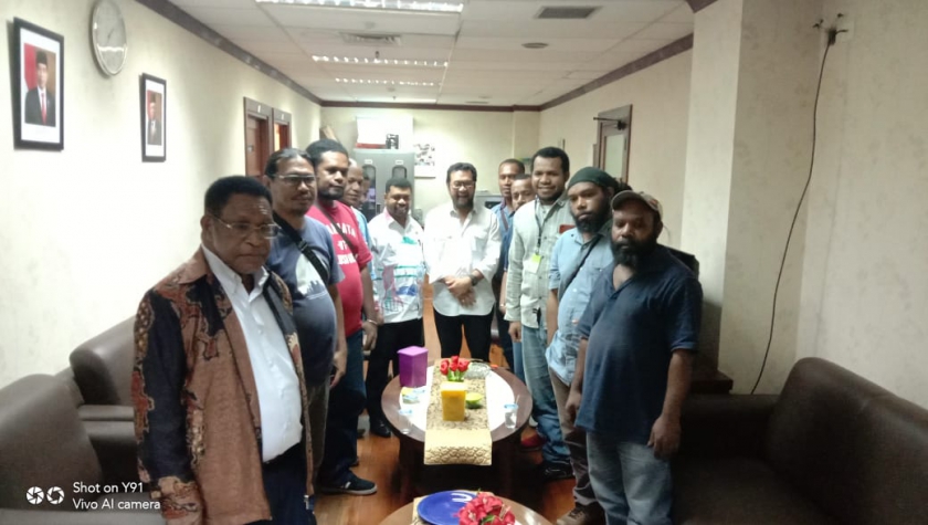 Anggota DPD RI, Dr. Filep Wamafma,Yoris Raweyai bersama Pdt. Ruben Wamang  saat menerima perwakilan pekerja Freeport di ruang DPD RI pada rabu, (29/01). (Foto : Fren)